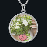 Collier En Argent Monogramme photo du Mariage de la mariée Keepsaké<br><div class="desc">Customisez ce design dès aujourd'hui ! Ce cadeau est parfait pour l'expression de l'occasion spéciale.
 Venez visiter notre magasin,  pour tous nos designs cool.</div>