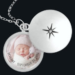 Collier En Argent Nom photo du bébé simple Date de naissance Garde-b<br><div class="desc">Nom photo simple du bébé Date de naissance Keepsaké. Remplacez facilement l’image de l’échantillon par la vôtre et personnalisez le nom et la date de naissance de votre bébé.</div>