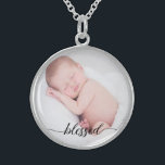 Collier En Argent Personnalisé, photo bébé, script béni<br><div class="desc">Mettez une photo préférée de votre bébé dans ce pendentif. Le mot "béni" dans un script élégant est placé en bas pour vous rappeler ce mot spécial et l'enfant aimé. Un cadeau merveilleux.</div>