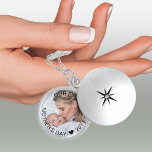 Collier En Argent Photo de la première fête des mères Année personna<br><div class="desc">Un élégant emplacement photo pour la première journée de mère de la nouvelle maman est un charmant gardien et un trésor intemporel pour l'usure quotidienne. Le modèle est configuré pour que vous puissiez ajouter votre propre photo et vous pouvez également modifier tout le texte si vous le souhaitez. Le libellé...</div>