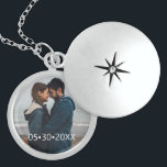 Collier En Argent Photo personnalisée de couples avec la date<br><div class="desc">Ce pendentif de souvenir vous permet de la personnaliser avec une photo et avec une date. Pour changer le style de police utilisez l'outil supplémentaire de personnaliser,  laissez-moi savent si vous avez besoin d'aide. Un cadeau merveilleux d'anniversaire.</div>