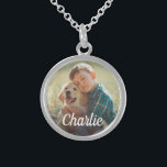 Collier En Argent Photo personnalisée et nom de monogramme Chien de<br><div class="desc">Gardez votre membre de la famille furry près de votre coeur avec ce magnifique collier photo keepsaké. Disponible en argent plat, en or ou en argent sterling finitions. Conçu pour honorer un chien, un chat ou un autre animal de compagnie bien-aimé. Dispose d'un design photo avec une superposition monogramme de...</div>