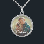 Collier En Argent Photo personnalisée et nom de monogramme Chien de<br><div class="desc">Gardez votre membre de la famille furry près de votre coeur avec ce magnifique collier photo keepsaké. Disponible en argent plat, en or ou en argent sterling finitions. Conçu pour honorer un chien, un chat ou un autre animal de compagnie bien-aimé. Dispose d'un design photo avec une superposition monogramme de...</div>