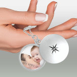 Collier En Argent Première Fête des mères Nouvelle maman et bébé Pho<br><div class="desc">Un casier photo spécial pour la première fête des mères de la nouvelle mère. Ce souvenir unique est un trésor magnifique et intemporel à déguster tous les jours. Le modèle est mis en place pour vous d'ajouter votre propre photo et l'année. Vous pouvez également modifier la Fête de la Première...</div>