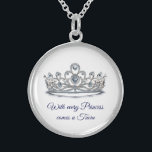 Collier En Argent Princesse Tiara<br><div class="desc">Ce charmant collier d'argent sterling est présenté dans une tiare de cristal scintillante au texte bleu. Taille moyenne affichée. Customisez cet article et modifiez la photo et l'échantillon de texte avec le vôtre si vous voulez ou acheter comme indiqué. Customisez avec ce modèle. Image sous licence</div>