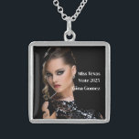 Collier En Argent Reine du Pageant<br><div class="desc">Ce charmant collier d'argent sterling est illustré avec un exemple de photo et de texte de titre. Customisez cet article et modifiez l'exemple de photo et le texte de l'échantillon sur le vôtre. Customisez avec ce modèle. Image sous licence</div>