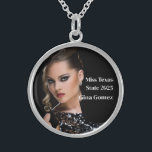 Collier En Argent Reine du Pageant<br><div class="desc">Ce charmant collier d'argent sterling est illustré avec un exemple de photo et de texte de titre. Customisez cet article et modifiez l'exemple de photo et le texte de l'échantillon sur le vôtre. Customisez avec ce modèle. Image sous licence</div>