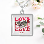 Collier En Argent Saint-Valentin Cadeau unique pour petite amie Phot<br><div class="desc">Collier de Saint Valentin qui fera un cadeau unique pour votre petite amie. Concevez avec une photo personnalisée à l'intérieur d'un coeur,  le mot amour,  et l'espace pour ajouter vos initiales.</div>