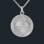 Collier En Argent Sparkle Coeur d'argent 25e anniversaire Mariage<br><div class="desc">Belle conception de coeur argenté orné sur parties scintillant argentée brillante imprimer arrière - plan sur ce collier d'argent sterling romantique célébrant leur vingt-cinquième anniversaire Mariage. Le texte est prêt pour vous à customiser avec leurs noms et dates.</div>