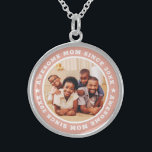 Collier En Argent Super Maman Depuis 20XX Modern Photo Simple<br><div class="desc">Ce design simple et moderne est composé de typographie serif et d'ajouter une photo personnalisée. Une maman géniale Depuis 20XX tourne autour de la photo de votre mère,  mère,  maman,  maman etc. C'est un cadeau parfait pour votre maman pour son anniversaire,  la journée de la mère,  noël,  etc.</div>