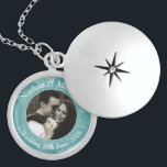 Collier En Argent Turquoise Floral Custom Photo Mariage Keepsaké<br><div class="desc">Emplacement photo personnalisé avec arrière - plan turquoise floral et détail de lien de chaîne autour de votre image. Personnalisez avec votre propre photo et texte pour faire un cadeau spécial ou garder souvenir d'une occasion spéciale comme un Mariage,  Fiançailles ou Anniversaire.</div>