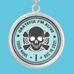 Collier En Argent Une puce crânienne NA pour l'anniversaire de l'ann<br><div class="desc">Nos Porte - clés de médaillon de guérison de la dépendance sont un moyen parfait de reconnaître un Anniversaire de la sobriété ou de la récupération parce qu'ils offrent quelque chose que les porte - clés de médaillon produits en masse ne peuvent tout simplement pas... l'option de personnaliser! Faites-leur sentir...</div>