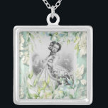 Collier Femme de l'époque géorgienne avec Fleurs et design<br><div class="desc">Élevez votre style avec notre magnifique collier d'art féminin géorgien Collage dans une magnifique palette bleu et argent aqua. Cette pièce unique allie la grâce et l'élégance du portrait de l'époque géorgienne à une touche contemporaine, créant une oeuvre d'art portable. La conception complexe du collage capture la beauté intemporelle d'une...</div>