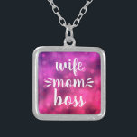 Collier Femme Maman Boss Baby Bold Typographie Script Hot<br><div class="desc">"Femme. Maman. Patron." Vous savez qu'elle gère la maison et garde tout le monde dans la file. Offrez-lui ce collier de charme coloré et sassy pour qu'elle puisse le porter avec fierté. Avec un script d'écriture manuscrite blanc et audacieux sur un arrière - plan de livre rose violet, ce collier...</div>