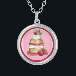 Collier Fête des mariées à gâteau de fraise à gâteau de co<br><div class="desc">Le design présente une illustration originale d'un dessert à gâteau court à la fraise classique. Gastronomie populaire aux États-Unis et au Royaume-Uni, ce plat est composé d'un biscuit à gâteau court sucré, garni de fraises juteuses et de crème fouettée, accompagné d'une fraise entière et de feuilles à la menthe fraîche....</div>
