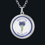 Collier Fête des mariées Mariage de la Fête du Jardin Lave<br><div class="desc">Le design présente une illustration originale d'un bouquet de lavande violette, une étable de jardin populaire comme plante ornemental et herbe culinaire. Utilisée fraîche, séchée et comme huile essentielle en médecine et en cosmétique, la fleur de lavande vivace (lavandula) est connue pour son parfum parfumé. Idéal pour un mariage, une...</div>