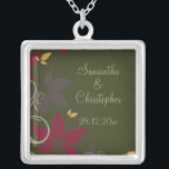 Collier Feuilles d'automne sur le Mariage vert<br><div class="desc">Un design élégant pour un Mariage de automne aux feuilles dans les couleurs automnales jaune, rouge et marron tombant avec des fleurs vertes sur un arrière - plan vert foncé. La couleur du texte correspond à la couleur des fleurs. Entièrement personnalisable pour vos propres occasions spéciales. La couleur vert foncé...</div>