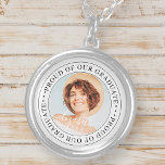 Collier Fière de notre Graduate 20XX Modern Graduation Pho<br><div class="desc">Ce design simple et classique est composé de typographie serif et d'ajouter une photo personnalisée.</div>
