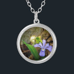 Collier Fleur blanche pourpre bleu Iris<br><div class="desc">Iris nains plantés sur le sentier du lac Arrowhead Photo de Sandy Closs,  randonnée en mai. Magnifique,  colorée Blue violet Wild Iris poussant sur les bois près de ce lac bleu clair de Géorgie du nord. Fleurs,  floral,  fleur sauvage,  mariage,  sympathie,  anniversaire,  fête "la mère" lavande blanc</div>