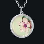 Collier Fleur de cerise<br><div class="desc">Vue rapprochée sur la fleur délicate de cerisier. Fleur rose pastel aux pétales ronds et doux. Arrière - plan est vert citron pâle.</div>