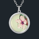 Collier Fleur de cerise<br><div class="desc">Vue rapprochée sur la fleur délicate de cerisier. Fleur rose pastel aux pétales ronds et doux. Arrière - plan est vert citron pâle.</div>