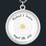 Collier Fleur Jardin Floral Jaune Blanc<br><div class="desc">Personnalisez simplement vos informations ! Le design présente une illustration originale d'une fleur marguerrière jaune et blanc. Idéal pour une fête de jardin, douche nuptiale, mariage ou fiançailles. Cette illustration de marguerite est également disponible sur d'autres produits. Ne vois-tu pas ce que tu cherches ? Vous avez besoin d'aide pour...</div>