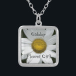 Collier Fleur Mariage de marguerite blanche<br><div class="desc">Le joli collier Pendentif Mariage Fleur Fleur Blanc fait un cadeau personnalisé unique pour votre fille de fleurs. Customisez-le pour modifier le texte pour créer un collier d'honneur ou de servante d'honneur. Ce bijou botanique mariage personnalisé et élégant présente une photo florale numériquement peinte en gros plan d'une fleur de...</div>