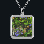 Collier Fleur violette et abeille boursouflante<br><div class="desc">Fleur de baume d'abeille mauve,  fleurs et bourdons jaunes et noirs Photo de Sandy Closs prise au lac Arrowhead violet,  "baume d'abeille",  fleur,  fleurs,  fleurs,  fleurs,  printemps,  cerise,  cerises,  jardin,  mariage,  mariages, </div>