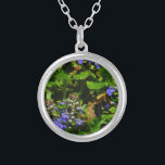 Collier Fleur violette et abeille boursouflante<br><div class="desc">Fleur de baume d'abeille mauve,  fleurs et bourdons jaunes et noirs Photo de Sandy Closs prise au lac Arrowhead violet,  "baume d'abeille",  fleur,  fleurs,  fleurs,  fleurs,  printemps,  cerise,  cerises,  jardin,  mariage,  mariages, </div>