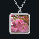 Collier Fleurs de fleurs de cerisier rose chaud<br><div class="desc">Fleurs de fleurs de cerises roses chaudes Photo de Sandy Closs prise au lac Arrowhead Rose,  fleur,  fleurs,  floral,  printemps,  cerise,  cerises,  jardin,  mariage,  mariages, </div>