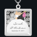 Collier Floral blanc noir de jeune mariée et de marié de<br><div class="desc">Le collier de couples de mariage de jeune mariée et de marié comportant un beau couple a placé sur un noir et blanc un arrière - plan floral noir   et blanc !  Cadeau parfait pour nouvellement la jeune mariée d'épouser !</div>
