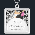 Collier Floral blanc noir de jeune mariée et de marié de<br><div class="desc">Le collier de couples de mariage de jeune mariée et de marié comportant un beau couple a placé sur un noir et blanc un arrière - plan floral noir   et blanc !  Cadeau parfait pour nouvellement la jeune mariée d'épouser !</div>