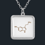 Collier Formule chimique moléculaire de sérotonine<br><div class="desc">Composé organique squelettique chimique de formule structurelle de ~ de molécule de sérotonine.

Les trotteurs de globe se spécialise dans des images idiosyncratiques du monde entier. Voici que vous trouverez les cartes de voeux,  les cartes postales,  les affiches,  le Mousepads et plus uniques.</div>