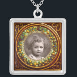 COLLIER FRUITS DE RENAISSANCE FLORENTINE, MODÈLE PHOTO<br><div class="desc">Elégant,  classique,  vibrant art Renaissance,  chef-d'oeuvre de Bottega della Robbia ( Florence - Italie ) en brun,  jaune,  vert,  couleurs vives.</div>