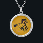 Collier Galloping Horse sauvage et libre<br><div class="desc">Illustration fantastique d'un cheval galopant. Ce cheval est de couleur marron châtaigne doré avec une crinière et une queue noires. On peut le voir galoper rapidement avec des nuages de poussière qui sont secoués par ses talons. Sa crinière et sa queue volent dans la brise. Idéal pour les amateurs de...</div>