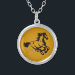Collier Galloping Horse sauvage et libre<br><div class="desc">Illustration fantastique d'un cheval galopant. Ce cheval est de couleur marron châtaigne doré avec une crinière et une queue noires. On peut le voir galoper rapidement avec des nuages de poussière qui sont secoués par ses talons. Sa crinière et sa queue volent dans la brise. Idéal pour les amateurs de...</div>