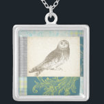 Collier Grey Owl sur Arrière - plan Motif<br><div class="desc">Vous sentez l'art ? Obtenez ce dessin contemporain d'un hibou gris sur un arrière - plan inspiré par le collage. L'arrière - plan est colorée et présente des tons bleu,  gris et vert. Cette carte d'art égayera tout salon,  salle de bain ou chambre.</div>