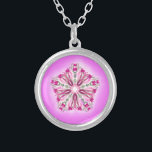 Collier Guérisseur rose rougeoyant fort Reiki de mandala<br><div class="desc">les *This assez peu de collier argenté rond avec un mandala rougeoyant tiré par la main sensible d'étoile au centre d'un arrière - plan fort de rose de chakra de coeur juste pourraient capturer votre coeur. .chakra. :) Le mandala d'étoile est très complexe et la fascination qui doit peut inspirer...</div>