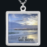 Collier Gulf Shores Alabama Beach Sunrise Pier<br><div class="desc">Gulf Shores Alabama Beach Sunrise Pier Belle plage sur Gulf Shores en Alabama avec les vagues arrivant sur le rivage alors que le soleil se lève u=dans le ciel avec les nuages et le ciel bleu. L'embarcadère dans l'arrière - plan offre un cadre paisible et parfait.</div>