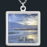 Collier Gulf Shores Alabama Beach Sunrise Pier<br><div class="desc">Gulf Shores Alabama Beach Sunrise Pier Belle plage sur Gulf Shores en Alabama avec les vagues arrivant sur le rivage alors que le soleil se lève u=dans le ciel avec les nuages et le ciel bleu. L'embarcadère dans l'arrière - plan offre un cadre paisible et parfait.</div>