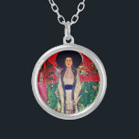 Collier Gustav Klimt Portrait d'Adele Bloch-Bauer II<br><div class="desc">Collier avec la peinture à l’huile de Gustav Klimt Portrait d’Adele Bloch-Bauer II (1912). Une femme dans un casquette noir se dresse dans un magnifique paysage de rouge vif,  violet,  rose et vert avec des fleurs et des chevaux. Un grand cadeau pour les amateurs d'art Art Nouveau et autrichien.</div>