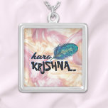 Collier "Hare Krishna" Peacock Feather Hindu<br><div class="desc">Présentation du collier peacock "Hare Krishna" Hindu en plumes d'argent plaqué, une expression gracieuse de la foi et du style. Ce collier exquis est orné d'un délicat pendentif orné d'un motif en plumes de paon, symbolisant la présence divine de Lord Krishna. Fabriqué à partir d'un matériau argenté de haute qualité,...</div>