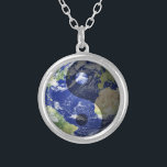 Collier Harmonie de Yin-Yang sur notre planète<br><div class="desc">Créé avec l'espoir que notre planète/ce monde nous sont travail de testament de vie dans plus de la manière de Tao qui est équilibrée en harmonie de Yin-Yang.</div>