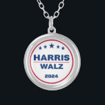 Collier Harris Walz 2024 Kamala Harris Tim Walz Election<br><div class="desc">Un design patriotique avec étoiles et couleurs du drapeau américain,  parfait pour endosser le billet Harris Walz en 2024 ! Montrez votre enthousiasme pour Kamala Harris et Tim Walz à n'importe quel congrès,  rassemblement,  événement électoral ou portez-le partout !</div>