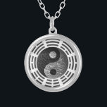 Collier Huit Trigrams Yin Yang Graver en refief-Comme le<br><div class="desc">L'équilibre,  l'énergie et le bon feng-shui soient avec vous partout où vous allez avec ce cadeau de dragon de relief du noir et du symbole de yang de yin d'argent cerclés par les huit Trigrams.</div>