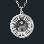 Collier Huit Trigrams Yin Yang Graver en refief-Comme le<br><div class="desc">L'équilibre,  l'énergie et le bon feng-shui soient avec vous partout où vous allez avec ce cadeau de dragon de relief du noir et du symbole de yang de yin d'argent cerclés par les huit Trigrams.</div>