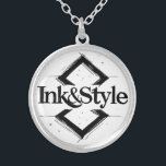 Collier Ink&Style<br><div class="desc">¡Sé el primero en tenerlo! Presentamos la primera obra oficial de Ink&Style: un diseño único que combina elegancia, trazos artísticos y geometría con carácter. Esta pieza es más que un logo: es una declaración de estilo, creatividad e identidad visual. Ideal para cuadros decorativos, rompecabezas, bolsos, posters o cualquier objeto con...</div>