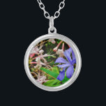 Collier Iris nain crêté<br><div class="desc">Iris nain crêté à la photo de traînée de pointe de flèche de lac par Sandy Closs tout en augmentant en mai. Le beau, coloré iris sauvage pourpre bleu s'élevant sur les bois s'approchent de ce lac du nord bleu clair georgia. Fleurs, florales, fleurs sauvages, mariage, sympathie, anniversaire, blanc de...</div>