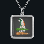 Collier *~* IRLANDE GNOME INSULAIRE Abstrait Drapeau<br><div class="desc">Un tel fantastique Whimsical mignon Patriotic Irish Pride Drapeau irlandais GNOME tenant un COEUR avec des couleurs de drapeau irlandais. * IRLANDE DRAPEAU IRLANDAIS BRUSH STROKE Drapeaux irlandais Abstraits simples couleurs vert blanc et ORANGE. Moderne Populaire Abstrait Simple Coloré Créatif Whimsical Cute Fun Patriotique Irish Pride GNOME drapeau IRLANDAIS. IRLANDE...</div>