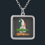 Collier *~* IRLANDE GNOME INSULAIRE Abstrait Drapeau<br><div class="desc">Un tel fantastique Whimsical mignon Patriotic Irish Pride Drapeau irlandais GNOME tenant un COEUR avec des couleurs de drapeau irlandais. * IRLANDE DRAPEAU IRLANDAIS BRUSH STROKE Drapeaux irlandais Abstraits simples couleurs vert blanc et ORANGE. Moderne Populaire Abstrait Simple Coloré Créatif Whimsical Cute Fun Patriotique Irish Pride GNOME drapeau IRLANDAIS. IRLANDE...</div>